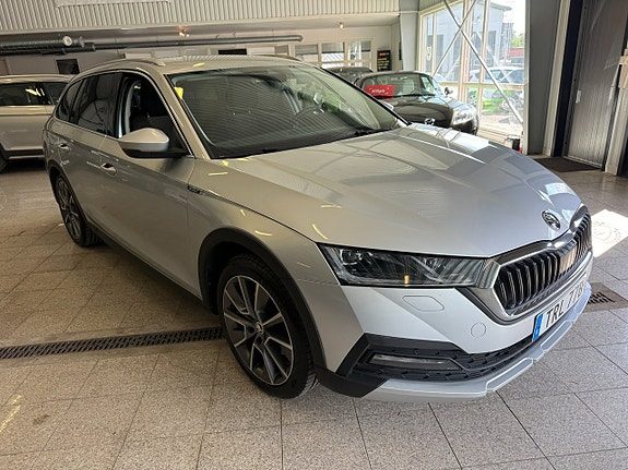 Skoda Octavia Scout 2.0 TDI DSG 4x4 1ägare Cockpit Navi Keyless Värmare
