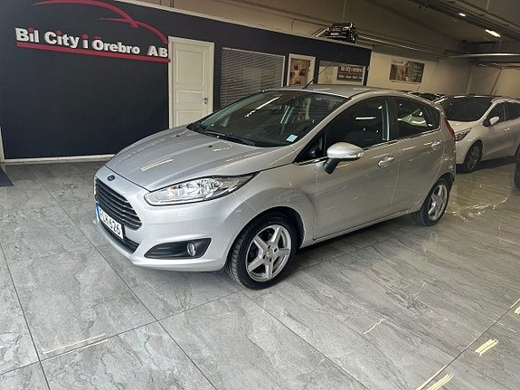 Ford Fiesta 1.0 EcoBoost / Titanium / Låga Mil / Drag / Bluetooth