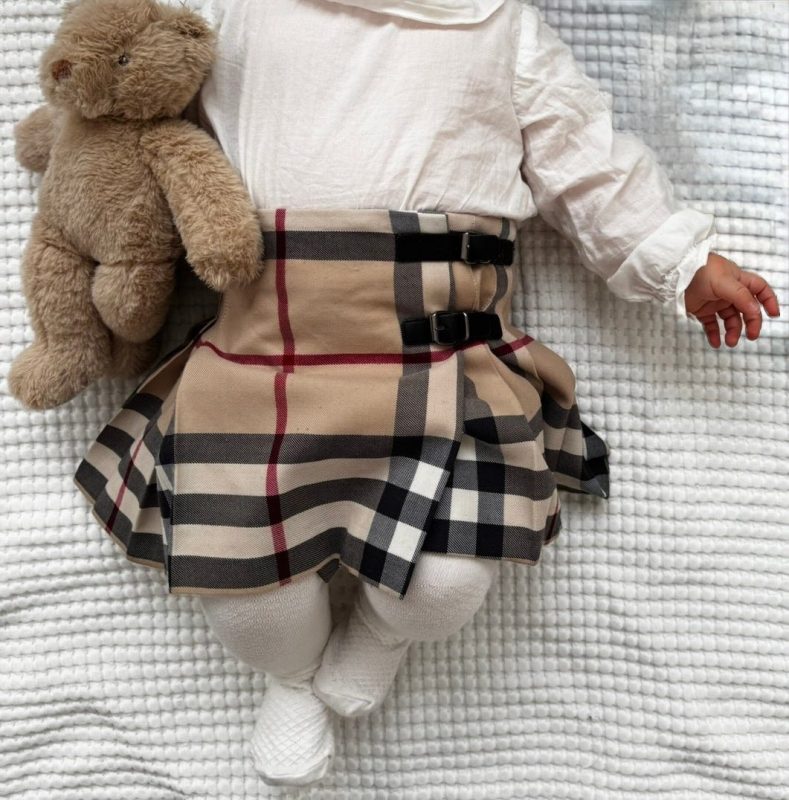 Burberry beige kjol storlek 80/12 mån
