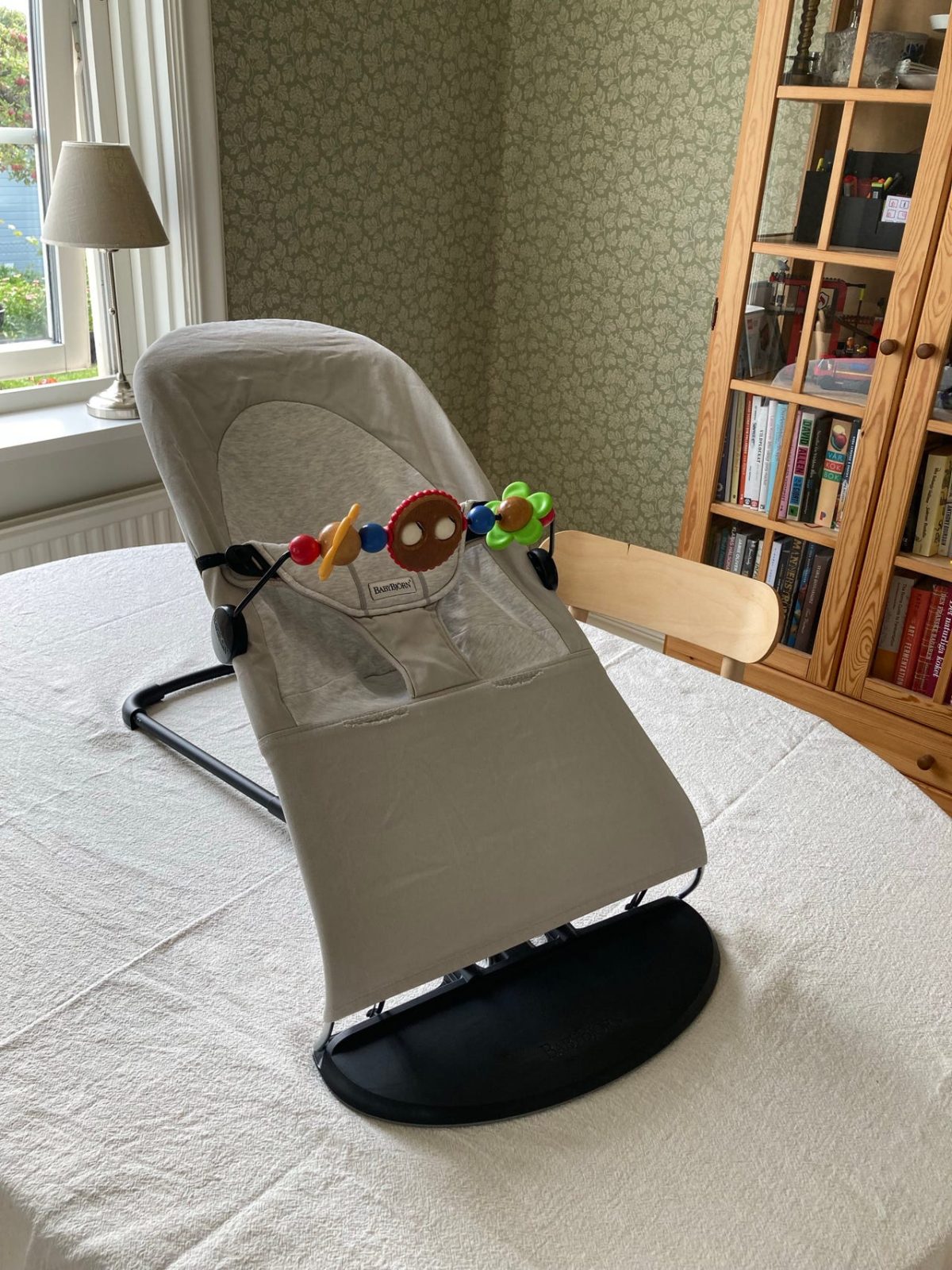 BabyBjörn babysitter beige/grå med leksaksbåge