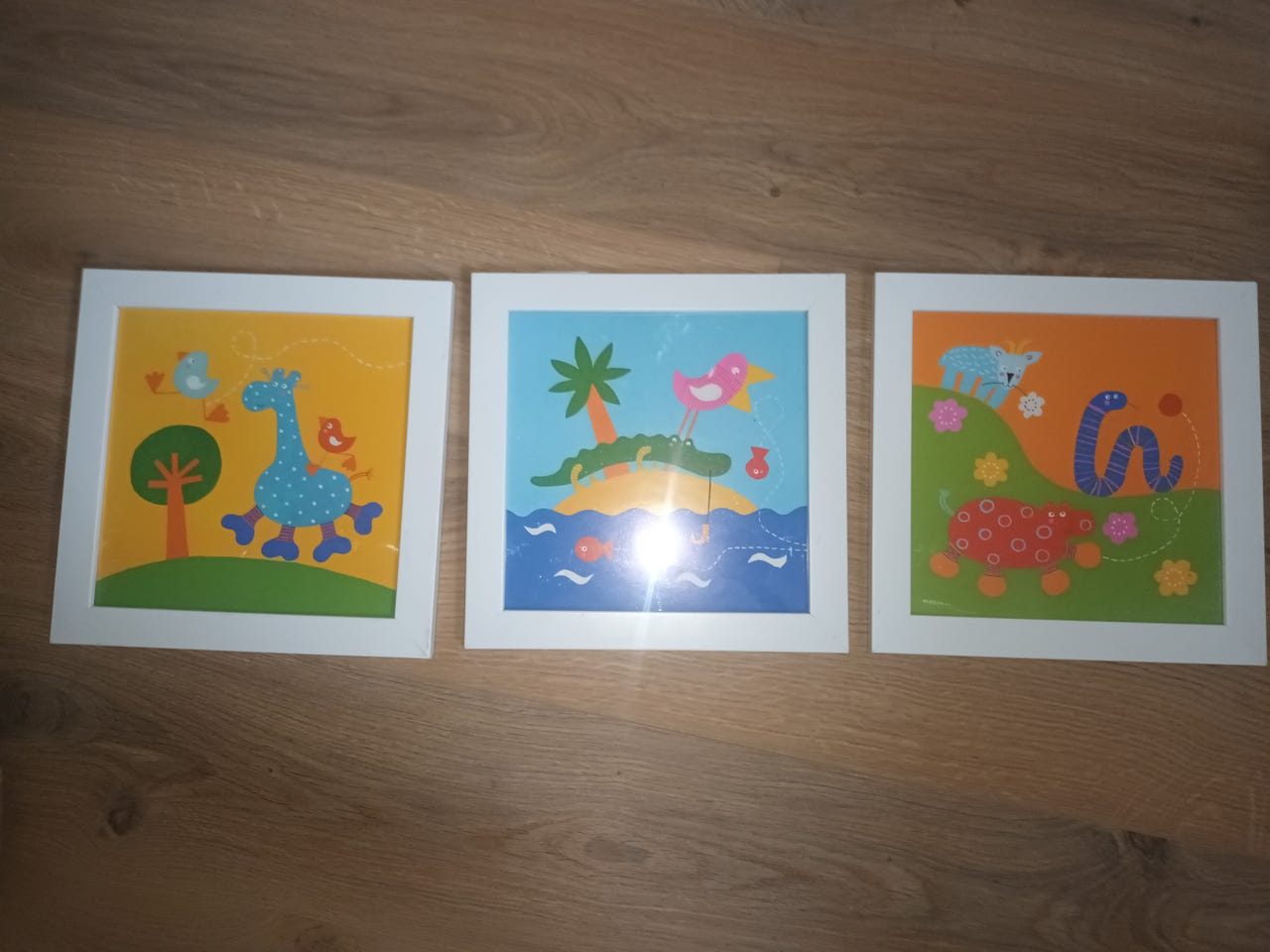 Tavlor till barnrum med färglada motiv