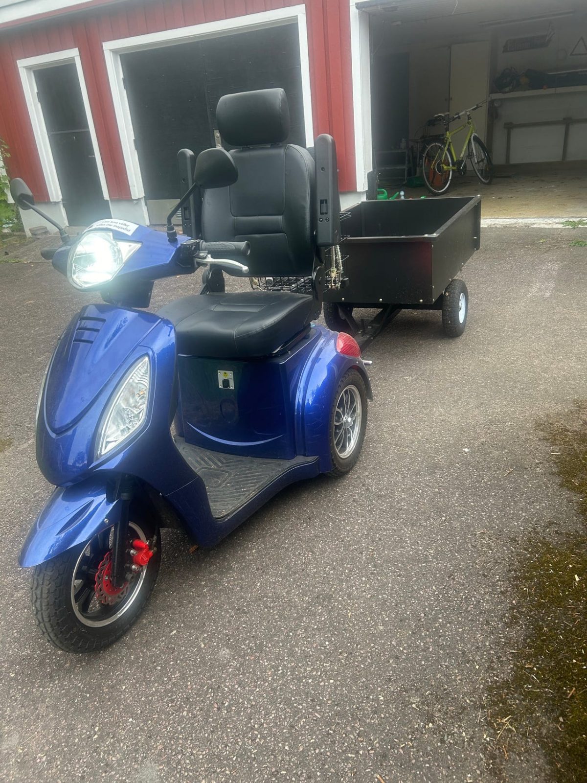Blå el-scooter med vagn