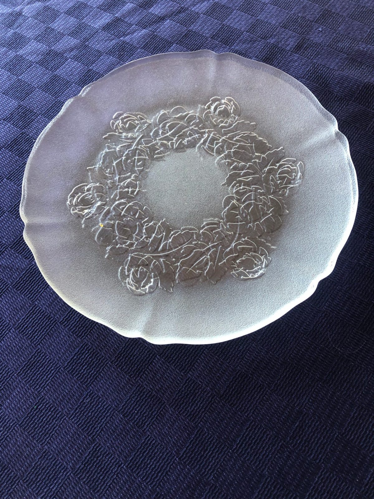 Ny Oanv. 9stycken FROSTIGT GLAS TALLRIKER med motiv av blommor