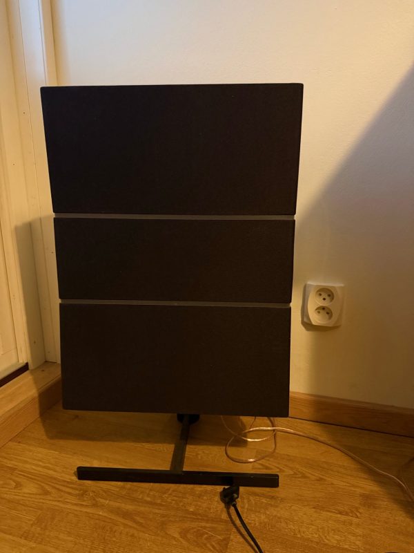 Bang & Olufsen högtalare på stativ