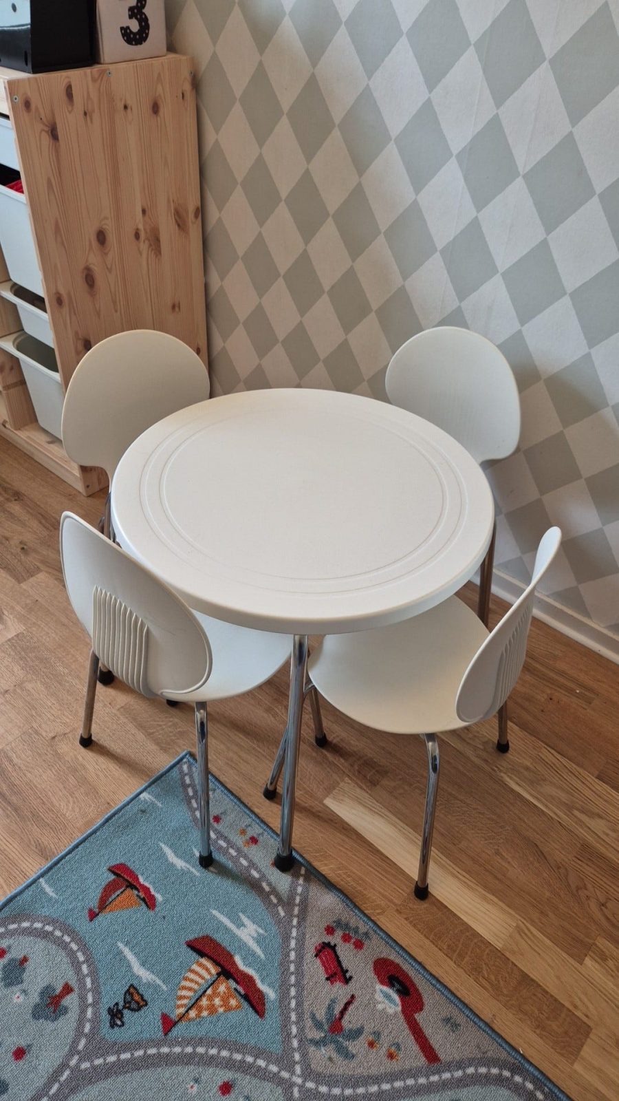 Barnbord och 4 staplingsbara stolar