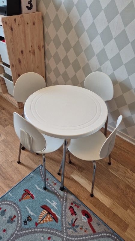 Barnbord och 4 staplingsbara stolar