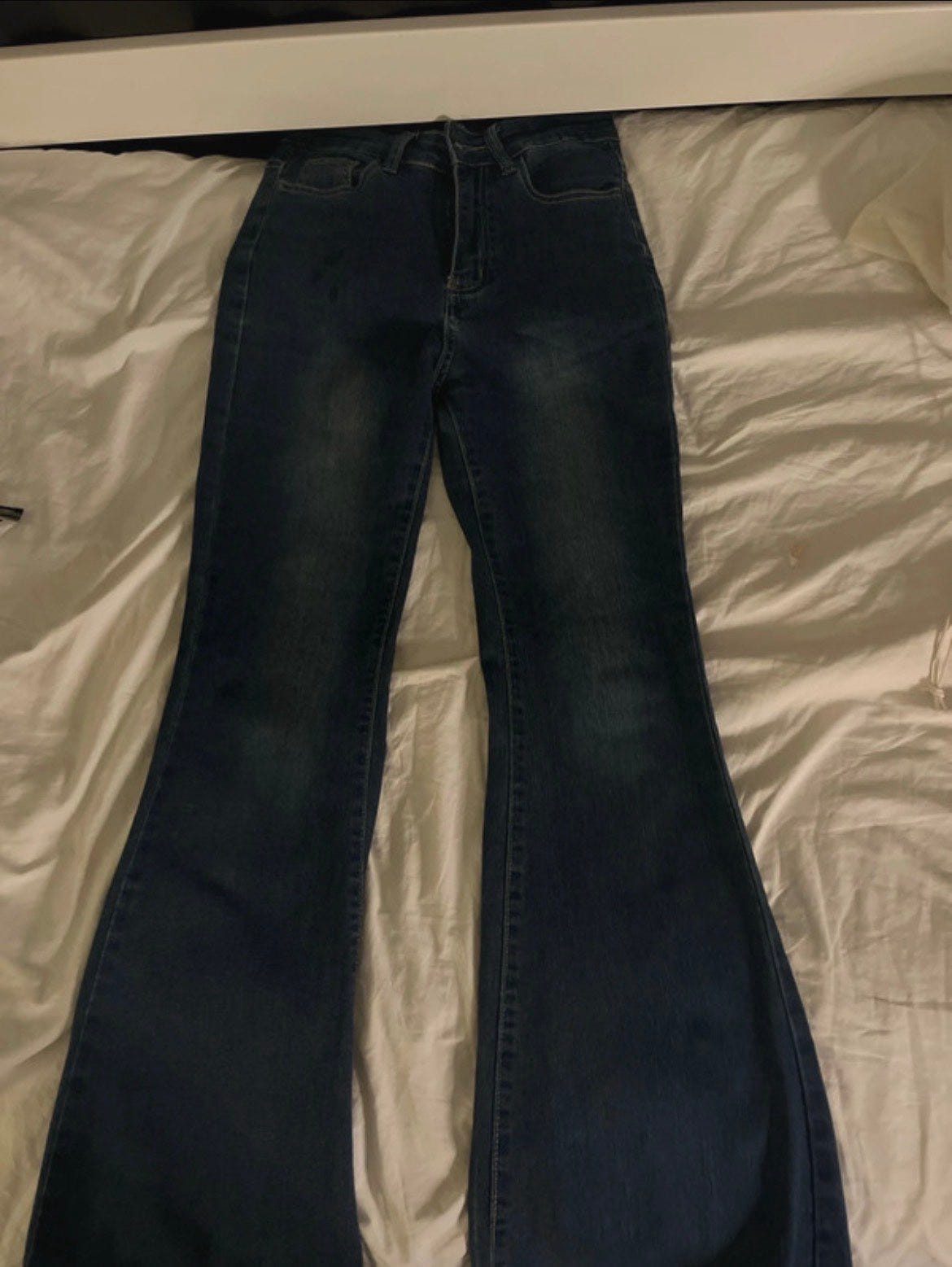 Två mörkblåa jeans