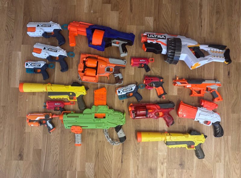 Leksaksvapen samling. 17 st Nerf och X-Shot blasters.