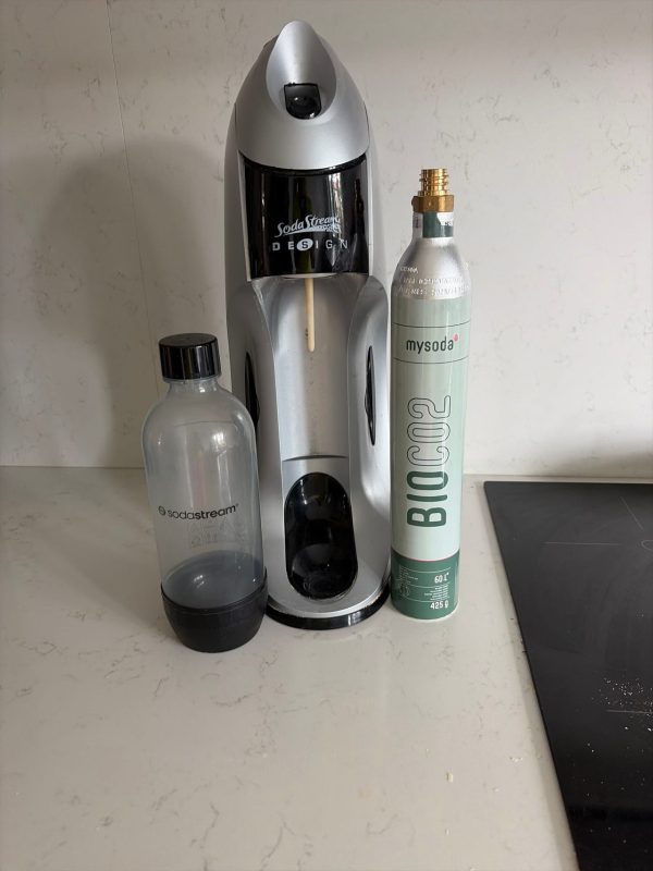 Soda streamer med kolsyrepatron