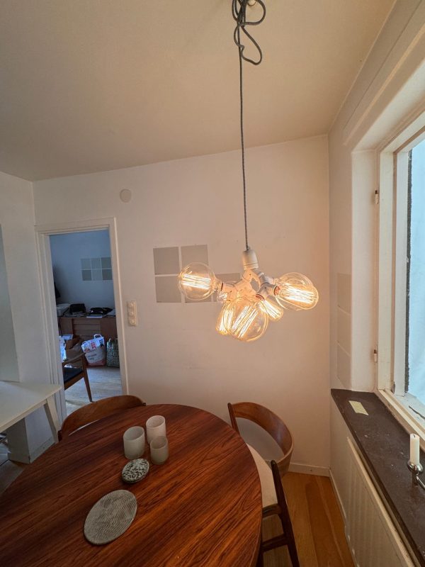 Taklampa med 7 armar, vita porslinssocklar och textilkabel, glödl