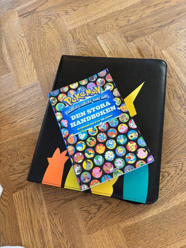 Pärm med Pokémon samlarkort 394 st (varav flera vintage) + Bok
