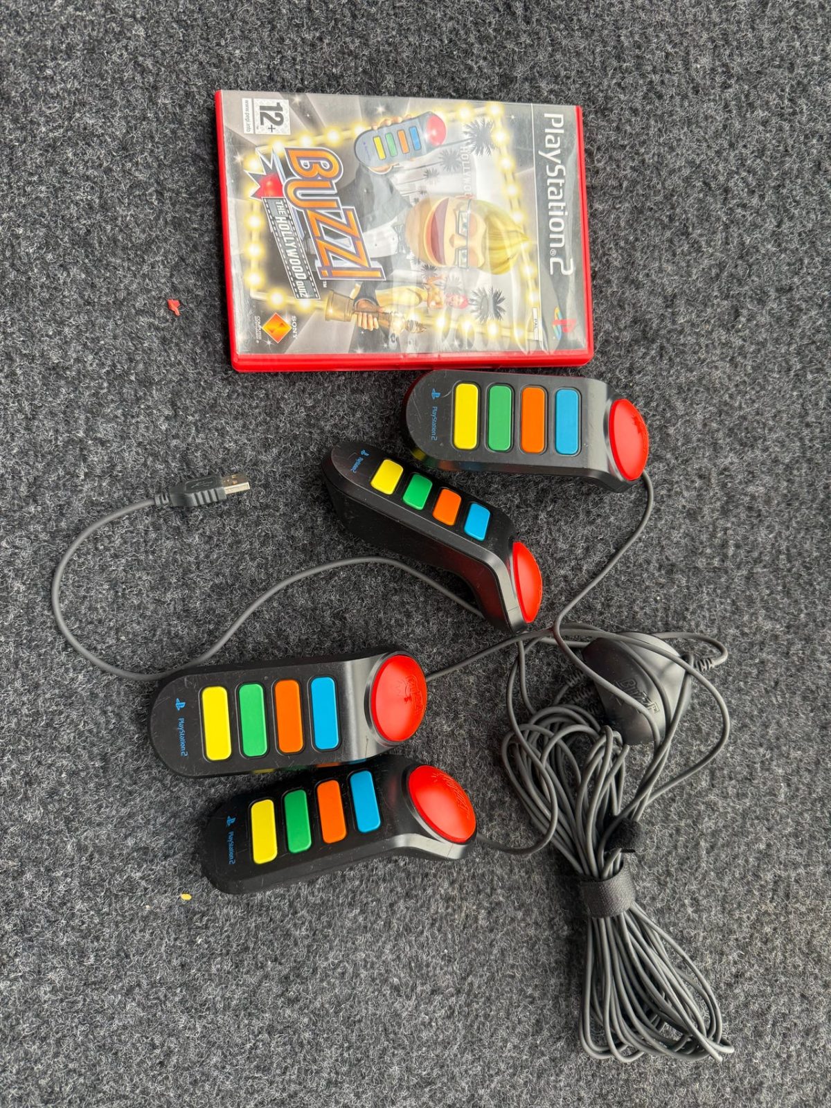 Buzz! The Hollywood Quiz till PS2 med 4st buzzers kontroller