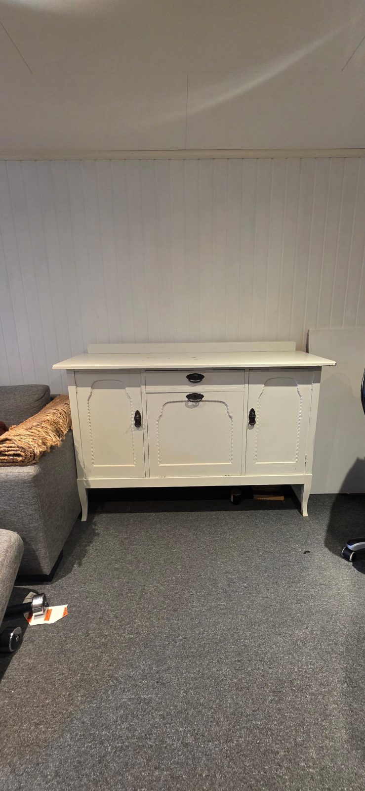 Gammal skänk med rejäla förvaringsutrymmen