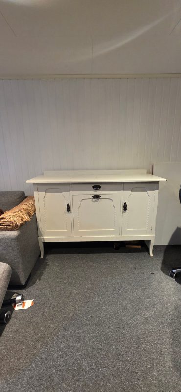 Gammal skänk med rejäla förvaringsutrymmen