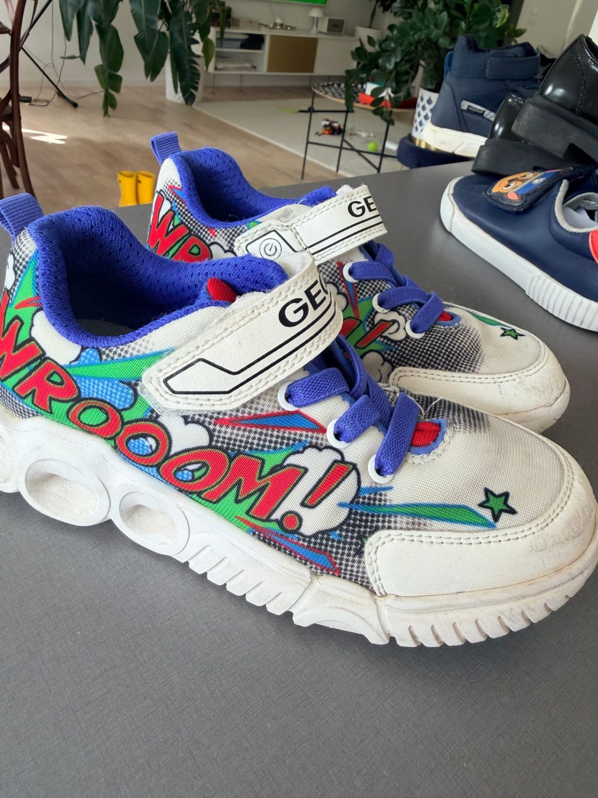 Geox sneakers pojke stl 31 vit/blå med färggrafik