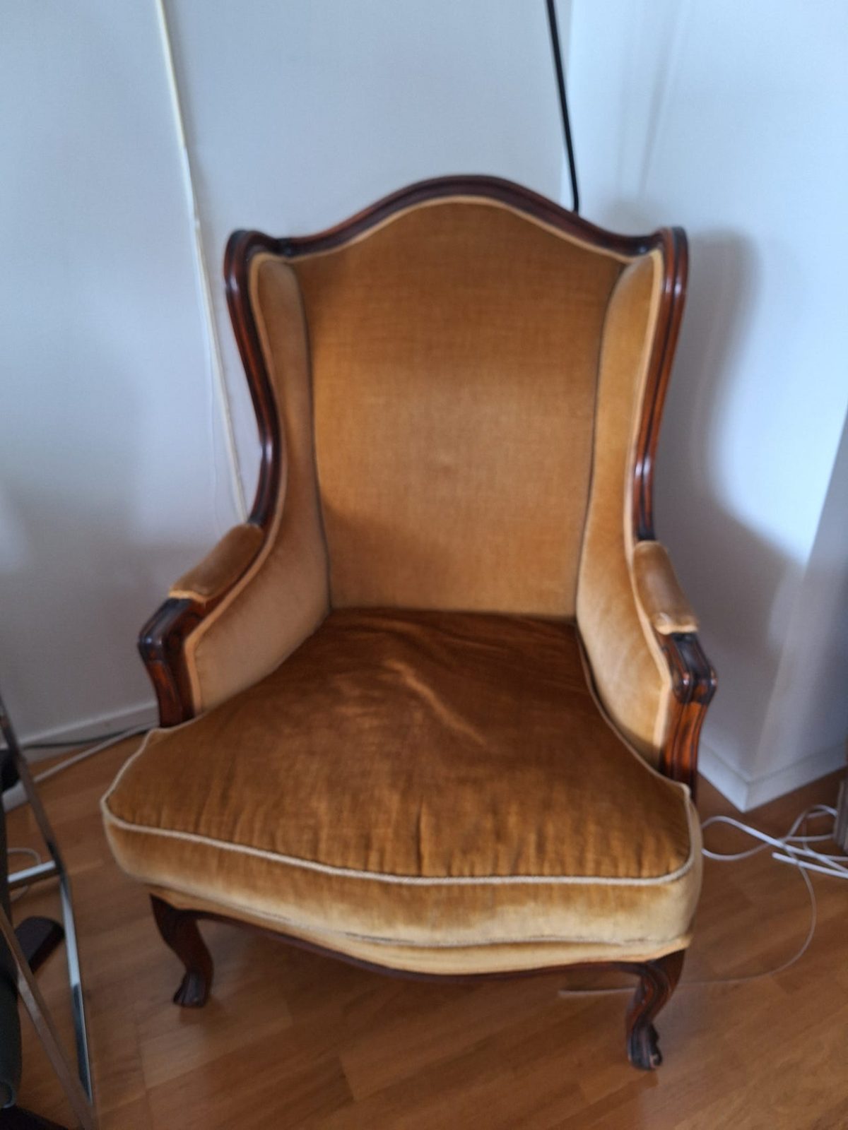 Fåtölj i lejongul sammet