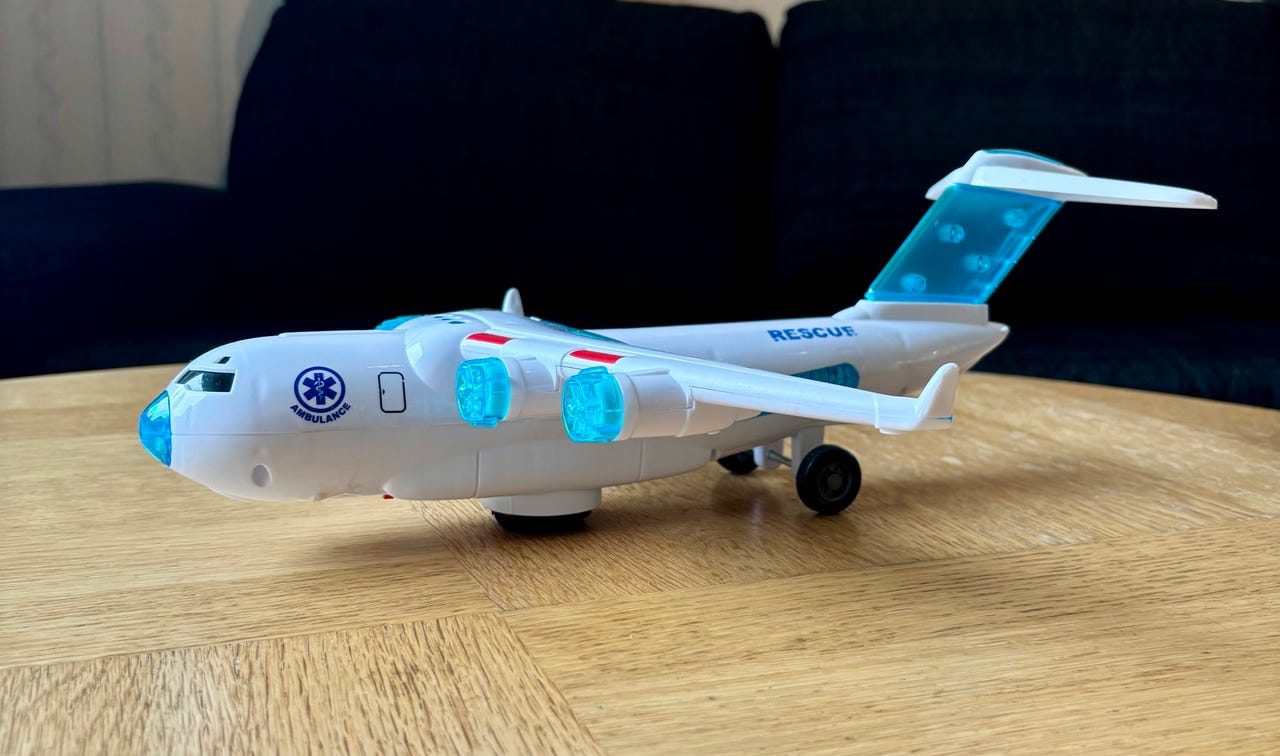 Flygplan som åker omkring själv med ljud och ljus.