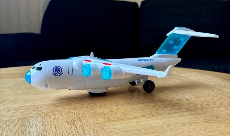 Flygplan som åker omkring själv med ljud och ljus.