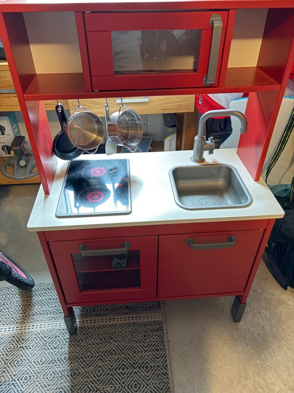 IKEA leksakskök rött med spis och diskho