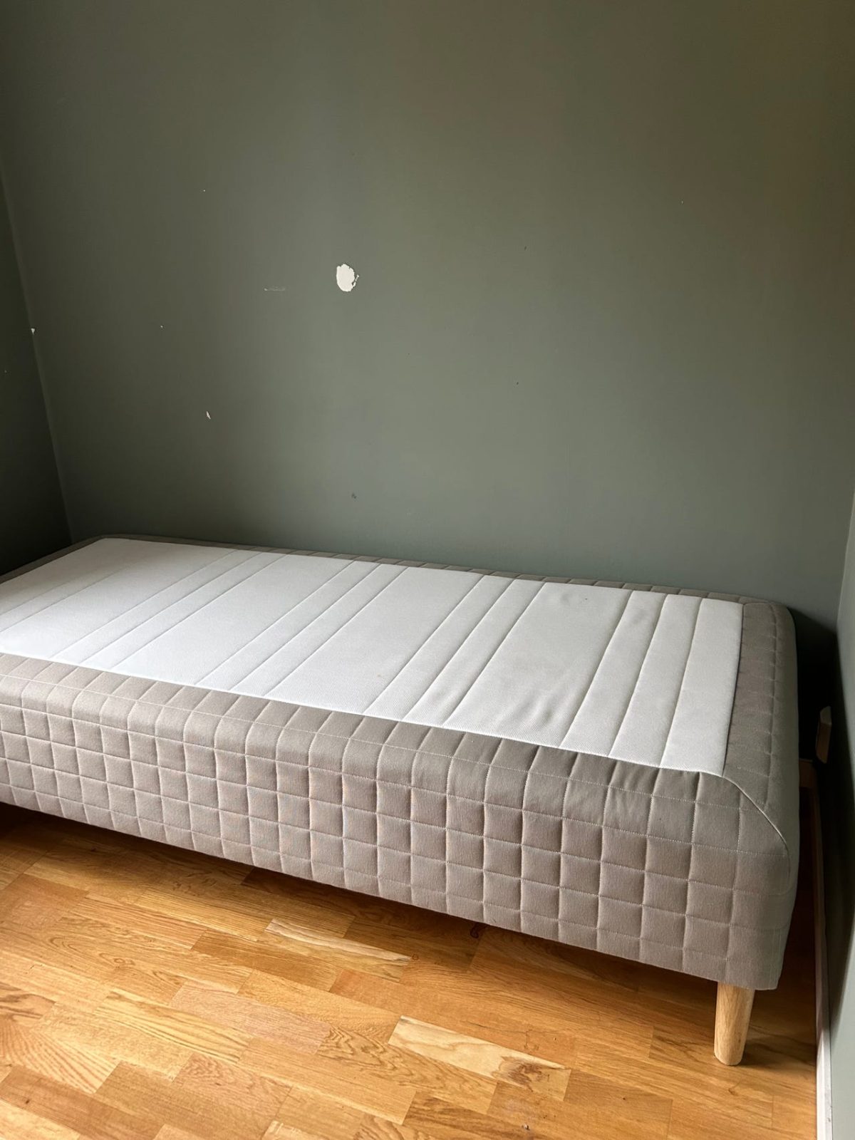 2 st Ikea Skårer sängar inklusive ben