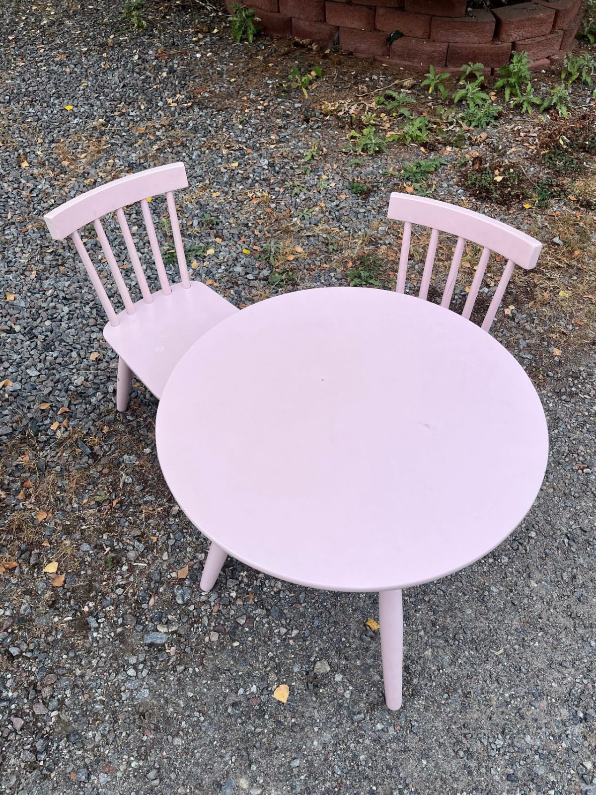 Rosa bord med 2 stolar