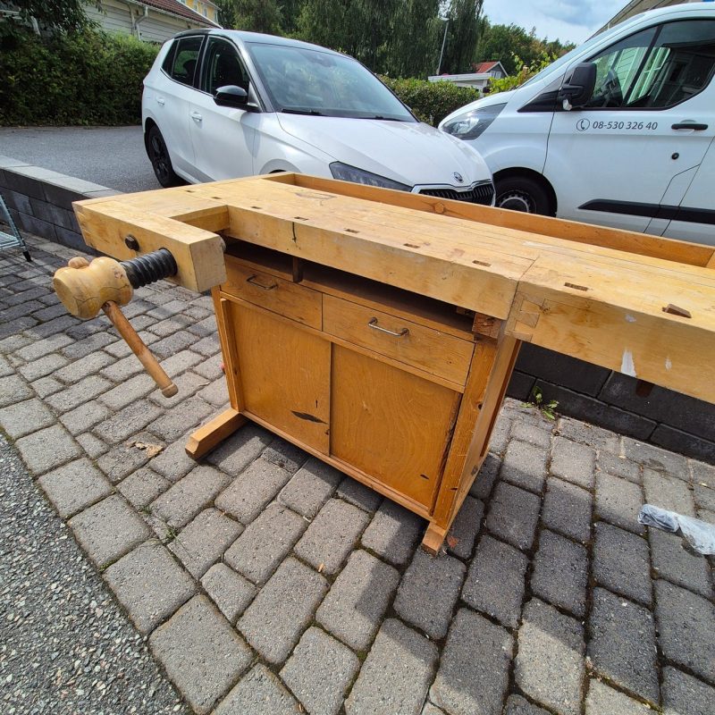 Snickarbänk i trä med skåp och dubbla tvingar