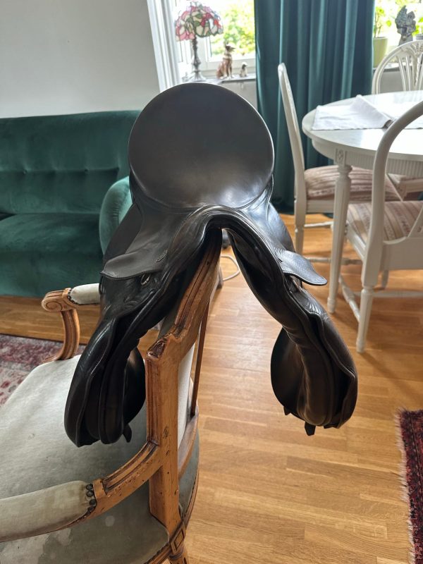 Äldre svart dressyrsadel kiefer