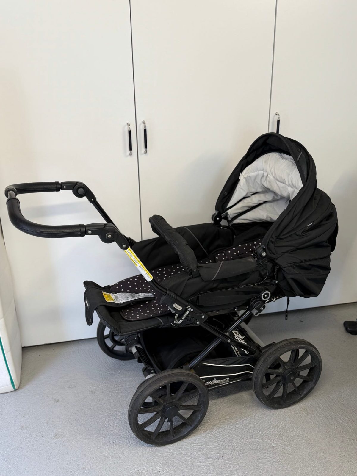 Emmaljunga svart barnvagn m.tillbehör