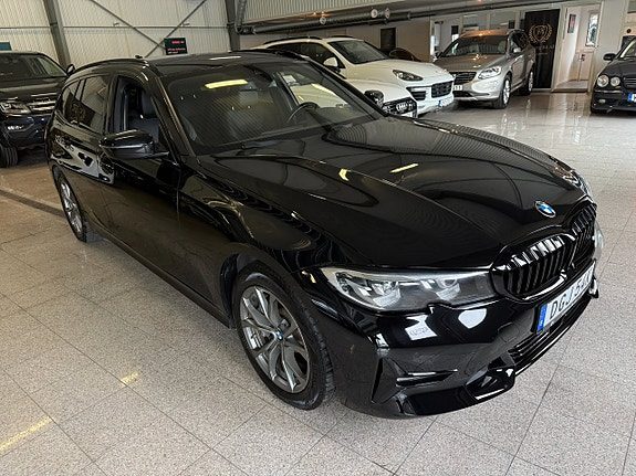 BMW 330e xDrive Touring Sport line 1 ägare Navi Kamera Drag Moms