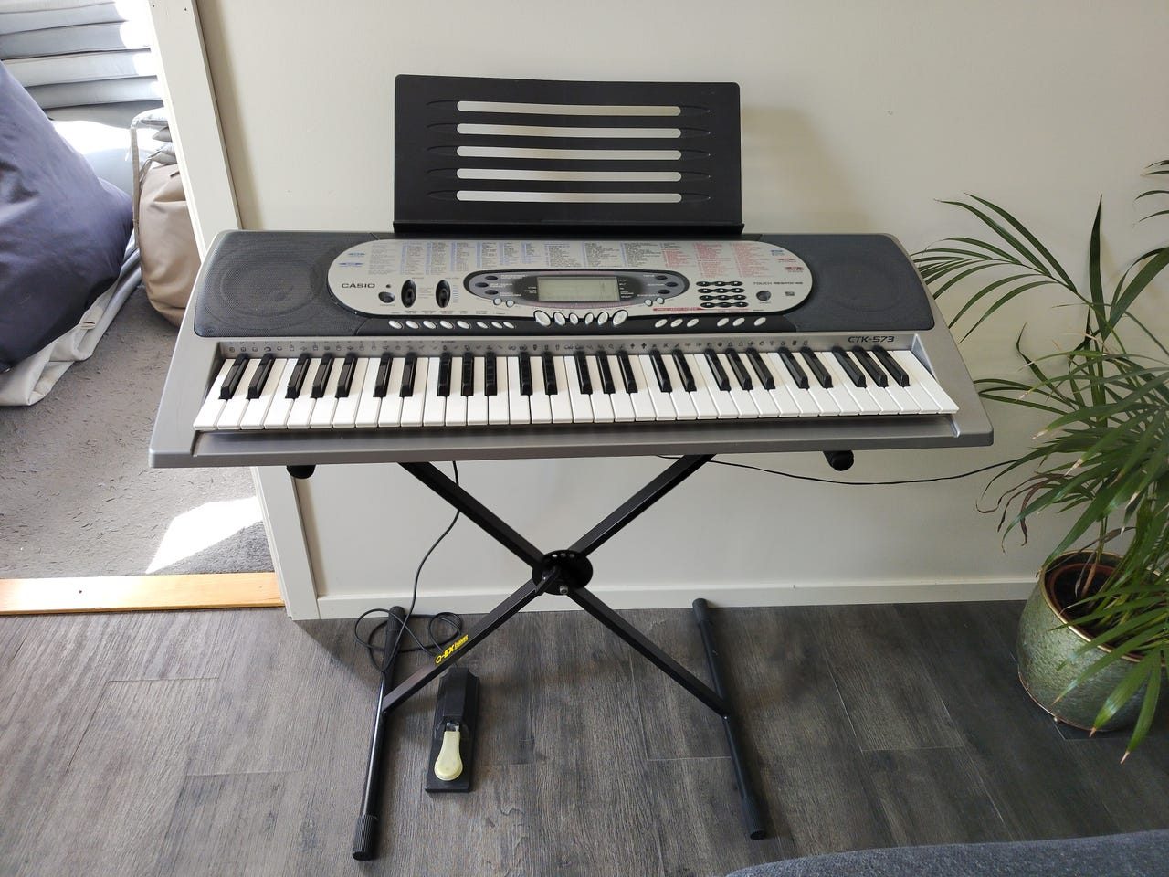 Casio keyboard med anslagskänsliga tangenter och pedal
