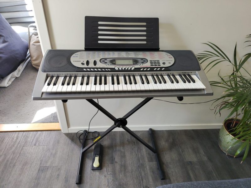 Casio keyboard med anslagskänsliga tangenter och pedal