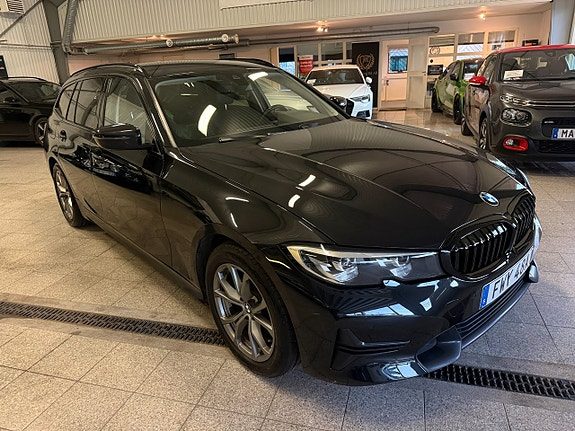 BMW 320d xDrive Touring Sport line 1 ägare Värmare Navi Keyless