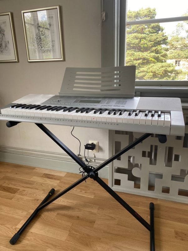 Casio keyboard elpiano med svart stativ