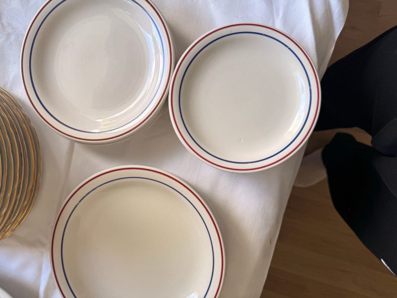 Rörstrand Rådabruk Rödvinge tallrikar med röd och blå rand
