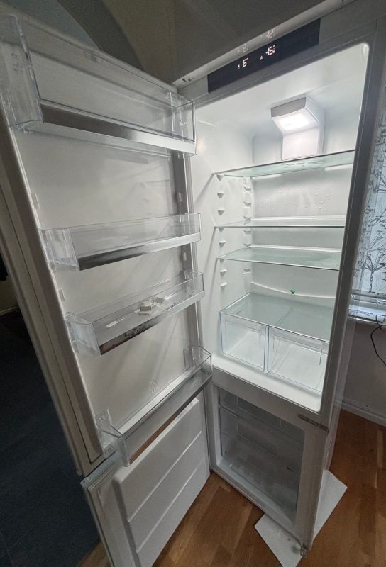 IKEA ISANDE kombiskåp kyl/frys vit. Defekt
