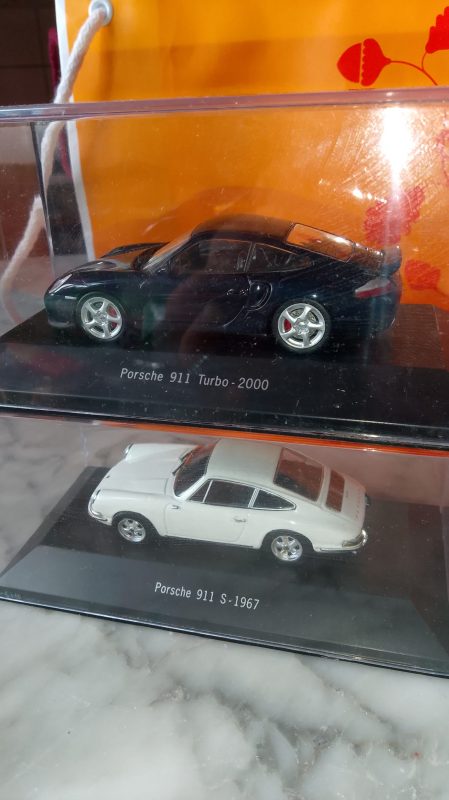 Porsche 911 samlarmodeller i plastbox