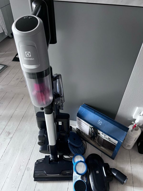 Electrolux sladdlös skaftdammsugare med mopptillbehör perfekt för