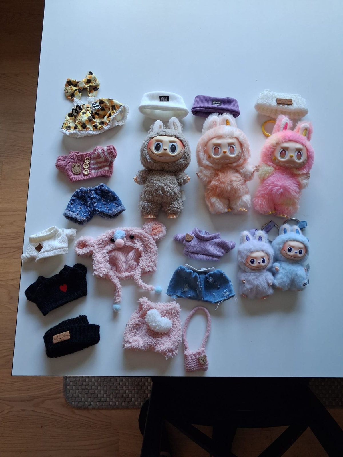 Dockkläder och tillbehör till små dockor